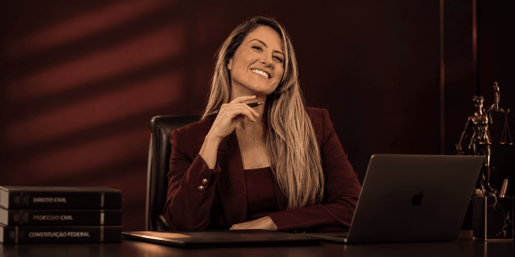 Retrato de Amanda Leão no escritório, segurando uma caneta.